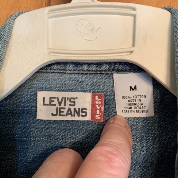 Levi red tab Men’s denim shirt, Sz medium. - Picture 2 of 4